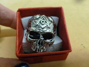 lot 113 image: Mens Ring