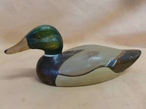 lot 165 image: Wooden Duck Decoration