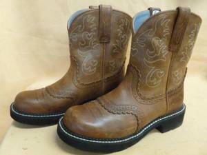 lot 194 image: New Cowgirl Boots