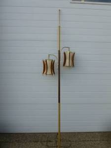 lot 308 image: Mid Century Modern Pole Lamp