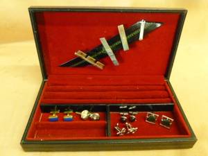 lot 336 image: Vintage Jewelry Box
