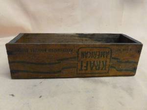 lot 369 image: Vintage Cheese Box