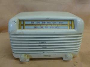 lot 390 image: Vintage Tube Radio