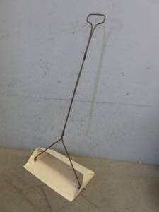 lot 398 image: Antique Dustpan