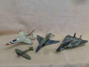 lot 408 image: Vintage Airplane Models