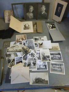 lot 420 image: Vintage Black & White Pictures