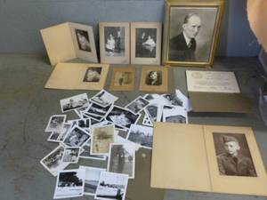 lot 421 image: Vintage Black & White Pictures