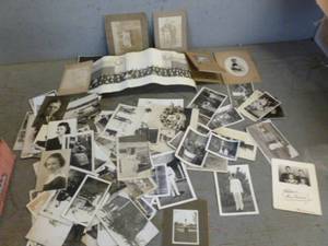 lot 422 image: Vintage Black & White Pictures