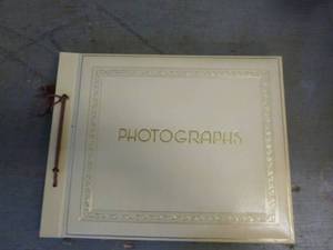 lot 424 image: Vintage Black & White Pictures
