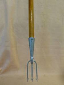 lot 446 image: Vintage Frog Spear