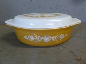 lot 458 image: Vintage Pyrex