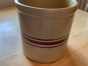 lot 9 image: Decorative Newer Roseville Pottery Crock