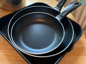 lot 12 image: Lot of Cookware