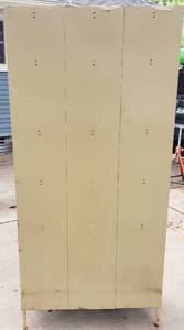 18 bay lockers w combination locks