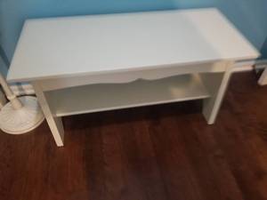 lot 25 image: Lovely White Cottage Bench