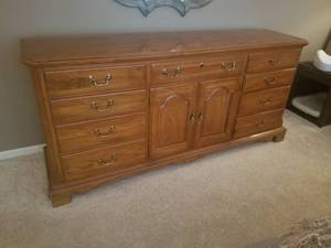 lot 20 image: Thomasville Light Mahogany 9 Drawer Dresser