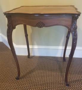 lot 19 image: Beautiful Antique Side Table