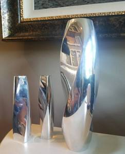 lot 102 image: Beautiful Nambe Twist Candlesticks and Vase