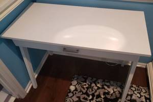 lot 135 image: Contemporary Study Desk