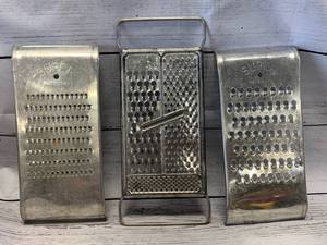 lot 8 image: Vintage Super Cheese & Vegetable Grater USA made (Sold $39 on ebay)