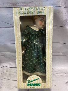 lot 11 image: Seymour Mann Connoisseur Collection 16 Hand Painted Doll