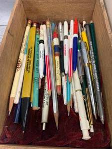 lot 23 image: Over 2 12 Pounds Thimble Collections & Vintage Advertising Pens