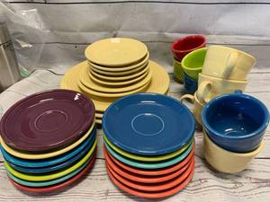 lot 24 image: Lot of 33 Pieces of Homer Laughlin Fiestaware