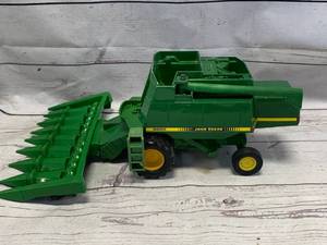 lot 26 image: John Deere 9600 Collectors Edition Combine