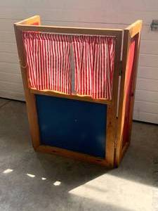 lot 50 image: Childrens Puppet Show Stand 27 Tall