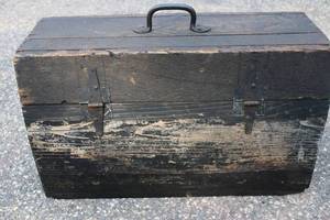 lot 90 image: Vintage Handmade Carpenters Box