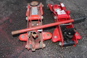lot 13 image: Two 2 12 Ton Hydraulic Jacks