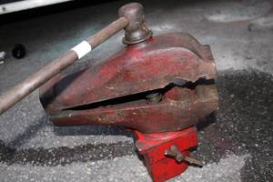 lot 63 image: Antique Wide Jaw Bench Vise