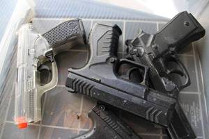 lot 165 image: 4 Air Pistols