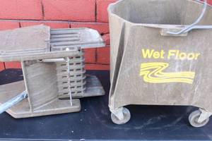 lot 94 image: Rubbermaid Brute Ringer Mop Bucket wWheels
