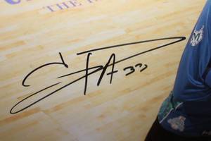 lot 40 image: MN Lynx Framed & Signed Photo