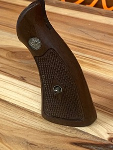lot 32 image: Set Of Smith & Wesson Pistol Grips ...