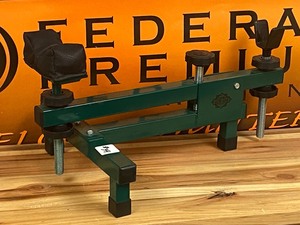 lot 34 image: Guide Gear Adjustable Bench-Top Sho...