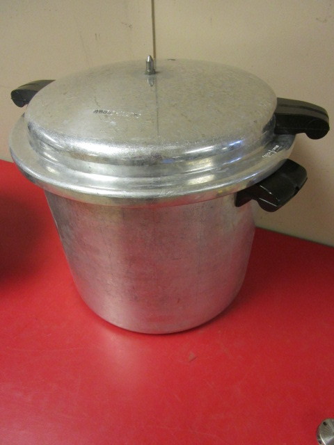 Mirro Antique Pressure Cooker and Canner. 8 Quarts. Comes With 