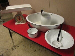 lot 106 image: VINTAGE HANSON NURSERY SCALE, ENAMELWARE BABY BATHTUB, PITCHER, BOWL SIEVE DIPPER, SAUCE PAN