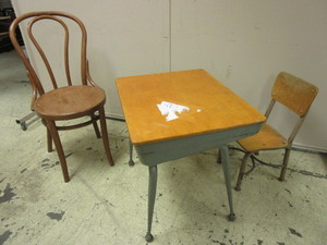 lot 111 image: VINTAGE BRUNSWICK-BALKE-COLLENDER CO. SCHOOL DESK AND CHAIR, BENTWOOD CHAIR