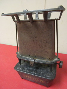 lot 116 image: ANTIQUE UNION SAD IRON HEATER, MADE BY G.O. & G.S. CO. GARDNER, MASSACHUSETTS