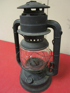 lot 117 image: VINTAGE DIETZ NO. 2 D-LITE OIL LANTERN