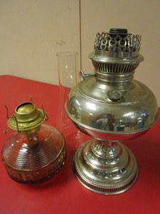 lot 118 image: VINTAGE RAYO OIL LAMP, WITH GLASS CHIMNEY, EAGLE GLASS OIL LAMP