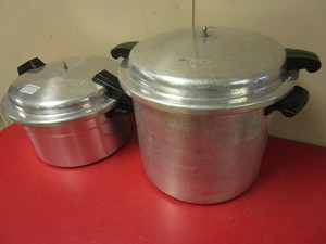 lot 119 image: VINTAGE MIRRO-MATIC SPEED PRESSURE COOKERS AND CANNERS, 22 QT AND 12 QT, DELUXE MODELS