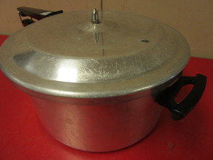 lot 120 image: VINTAGE MIRRO-MATIC SPEED COOKER, STANDARD MODEL