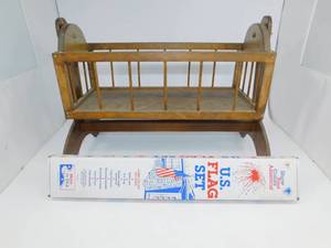 US Flag Set  Wooden Cradle