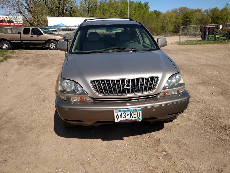 lot 2 image: 2000 Lexus FX300 SUV
