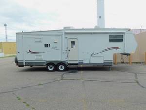 lot 1 image: 2002 Jayco Eagle 5th Wheel