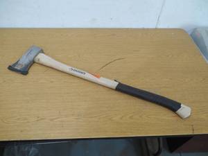 lot 139 image: Husky 4LB Single Bit Michigan Axe with 35 American Hickory Hdl