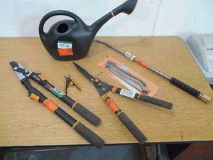 lot 148 image: LAWN CARE TOOL LOT